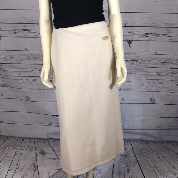LA BOUTIQUE Wool Wrap cream Skirt with Horn button closing size 6 - Picture 7 of 12